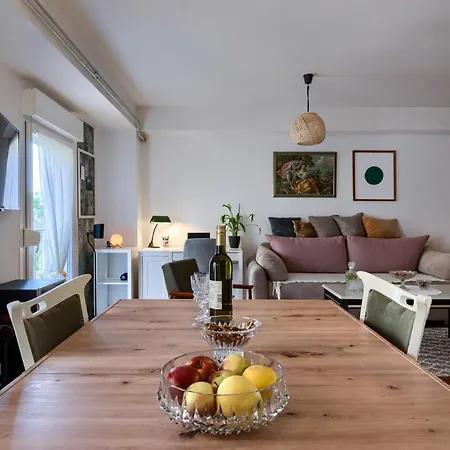 Green Cozy Central Apartment